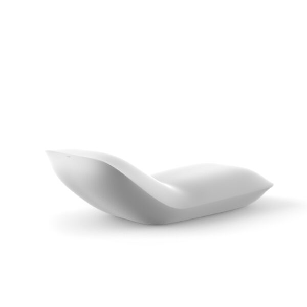 Fehér Vondom PILLOW napozóágy megemelt háttámlával, hátulról nézve.