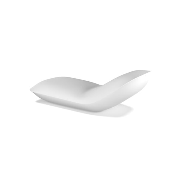 Fehér Vondom PILLOW napozóágy ívelt, párnát idéző formával, oldalnézetből.